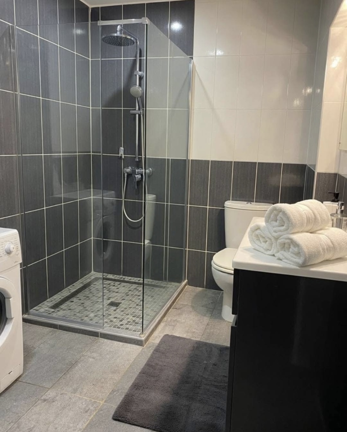 Salle de bain avec douche et serviettes pliées – Kubtan Clean Alsace